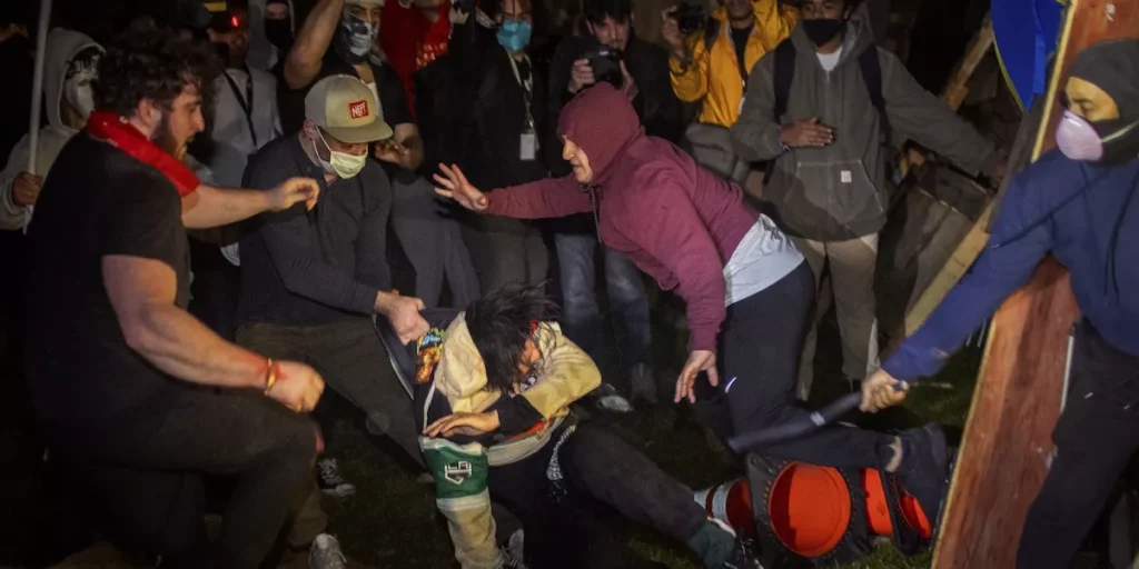 Violenti scontri all’Università di UCLA tra manifestanti pro Palestina e pro Israele 20240514 181236