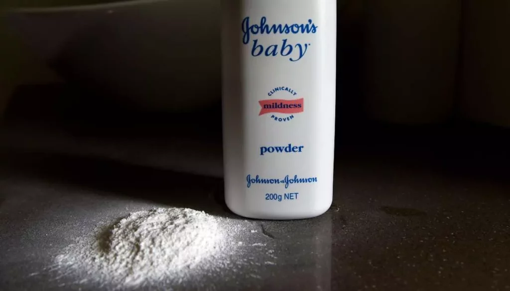 Johnson & Johnson: accordo miliardario per risolvere controversie legali sul talco 20240514 181811