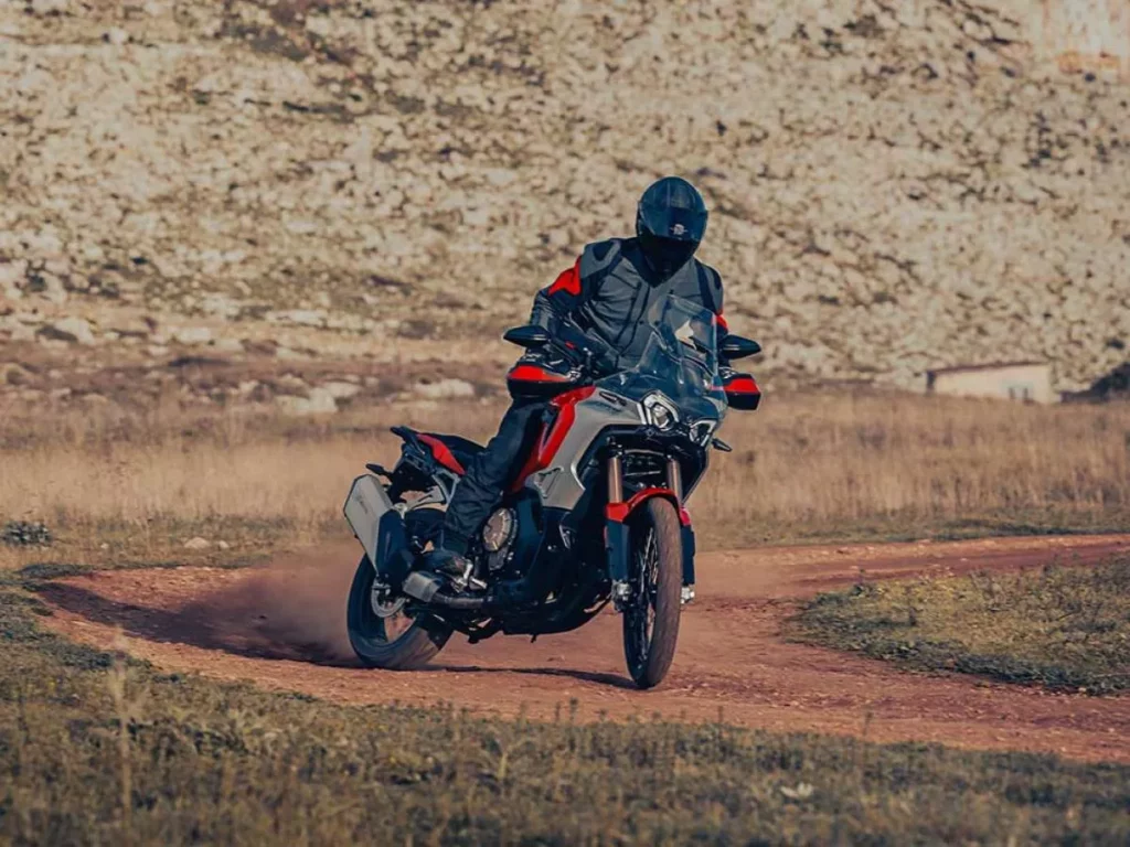 Enduro Veloce: Tecnologia all’Avanguardia per un’Esperienza di Guida Eccezionale 20240514 183059