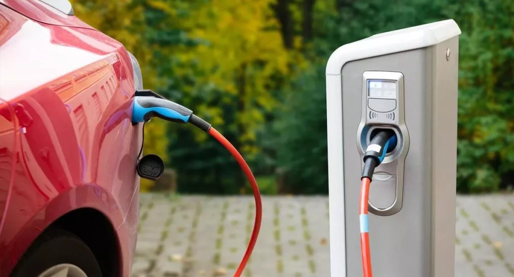 La sfida dell’auto elettrica in Italia: problemi di incentivi, infrastrutture e costi elevati 20240514 184023