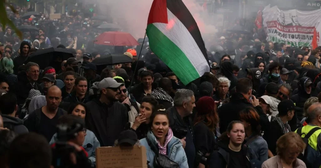 Scontri e Tensione a Parigi: La Manifestazione del Primo Maggio 20240514 184143