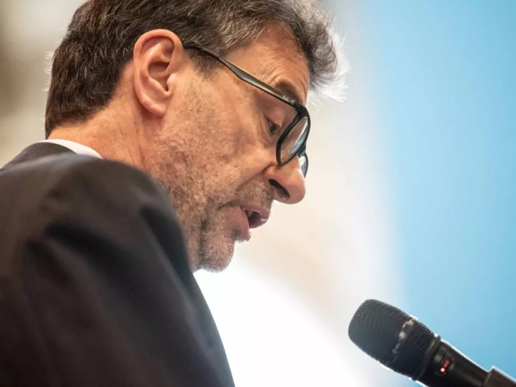 L’Italia e Stellantis: Tensioni e Strategie per l’Auto Elettrica del Futuro 20240514 190914