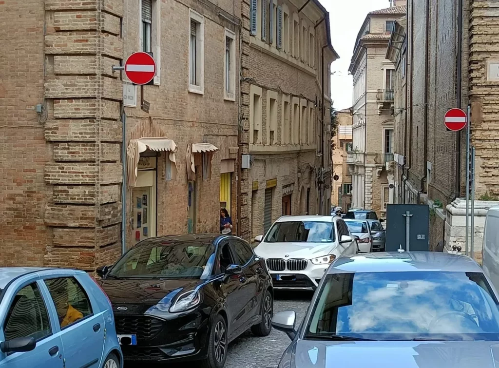 Caos Traffico a Piazza della Libertà per l’Esibizione dei Bersaglieri: Critiche e Promesse di Miglioramento 20240514 235036